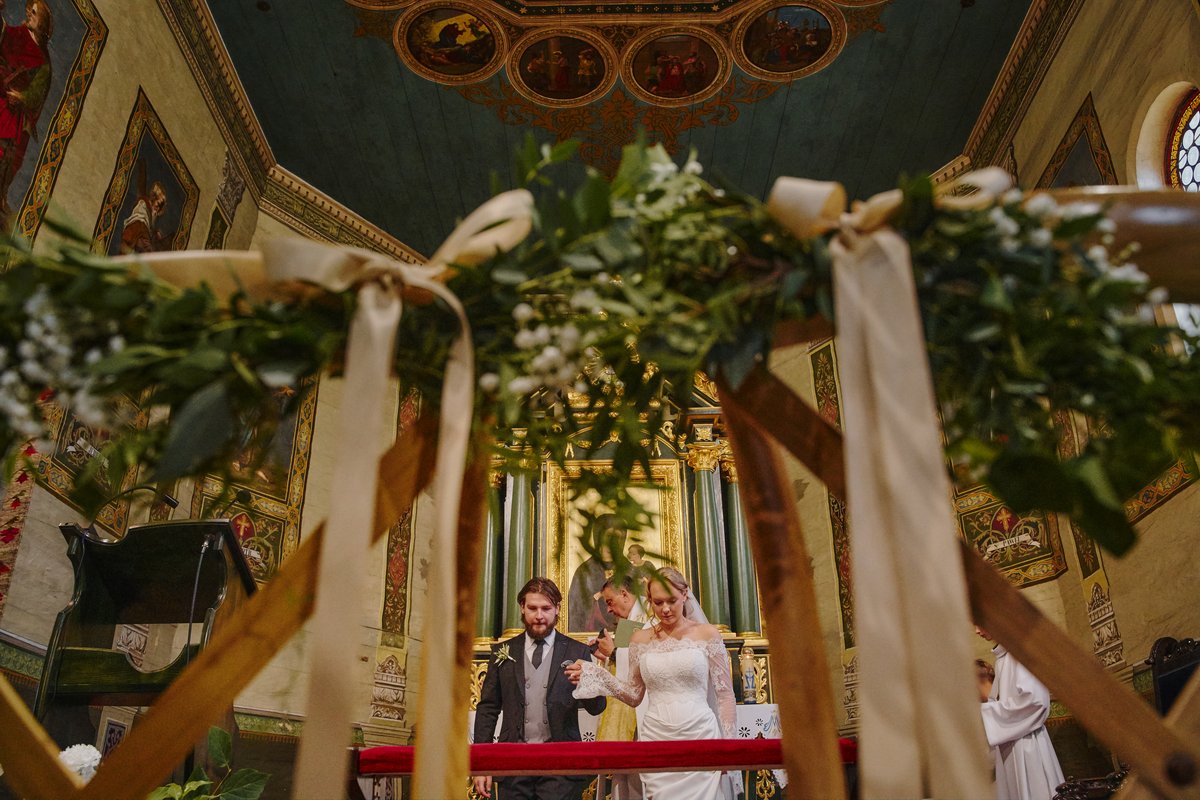 Klimatyczna ceremonia slubna w drewnianym kosciołku reportaz fotograficzny
