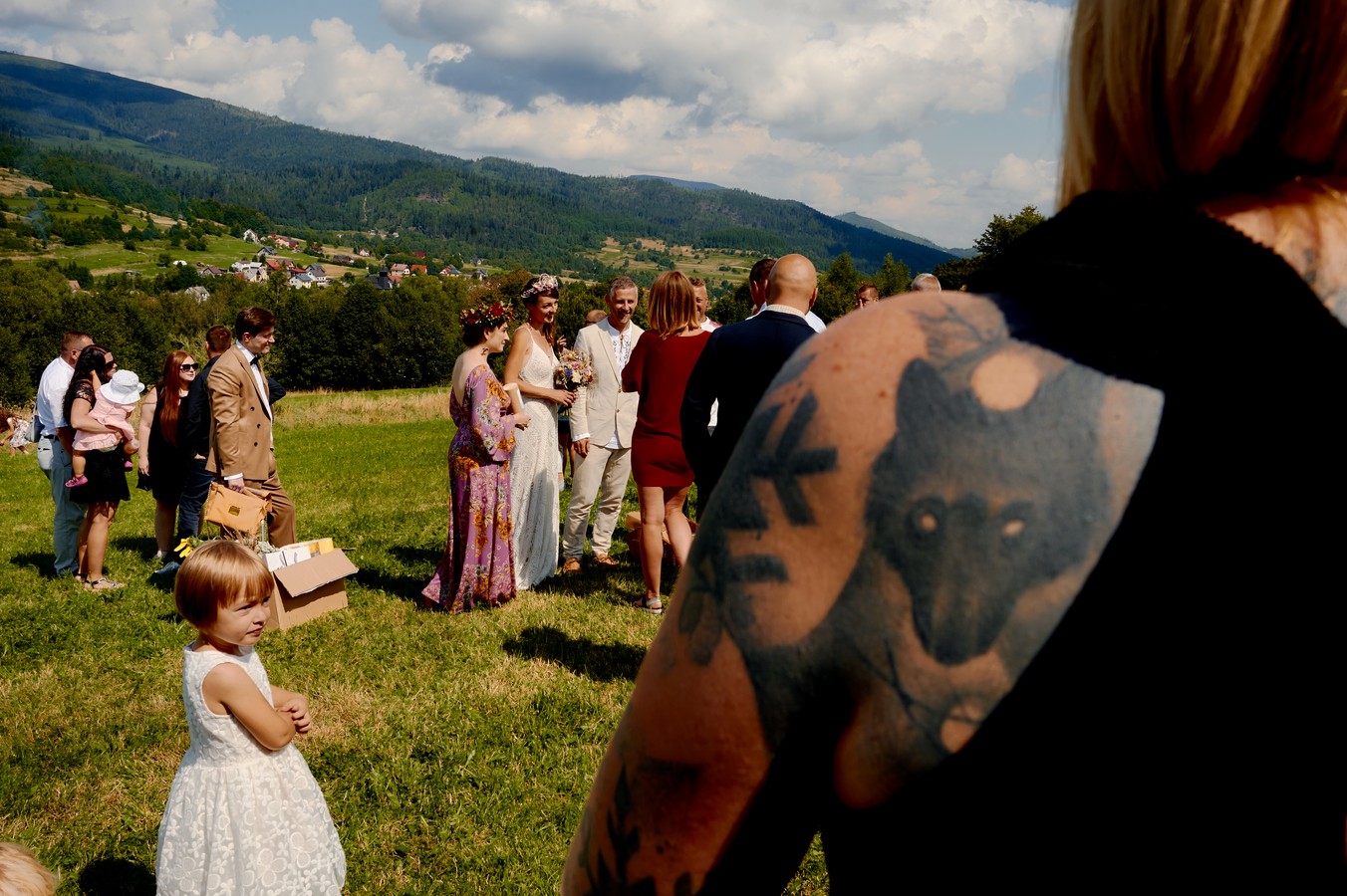 goście weselni na ślubie w górach
